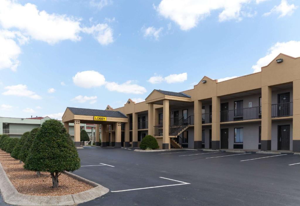 Super 8 by Wyndham Clarksville Northeast Main image 1